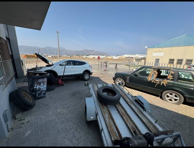 222M² WAREHOUSE TO LET IN GEORGE PARK